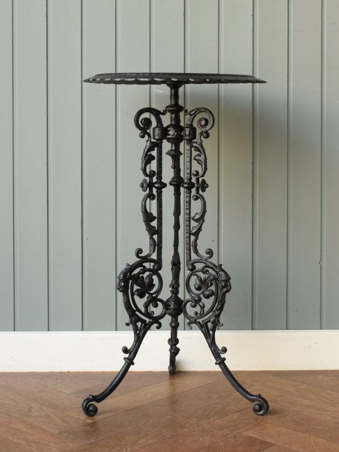 ガーデンテーブルの後ろ姿