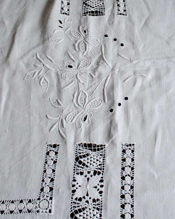 アンティーク 布製の雑貨　アンティーク雑貨　フランスで見つけたお花が華やかなアンティークのカットワークテーブルクロス。一枚一枚手作業で丁寧に編み込まれていますハンドメイドの繊細さとあたたかさがあります。(d-1549-z)