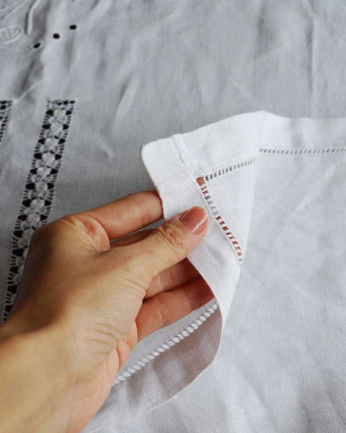 アンティーク 布製の雑貨　アンティーク雑貨　フランスで見つけたお花が華やかなアンティークのカットワークテーブルクロス。コンディションの良いものだけを選びましたアンティークなので、多少の汚れやシミがある場合がありますが、キレイなものだけを選んできました。(d-1549-z)