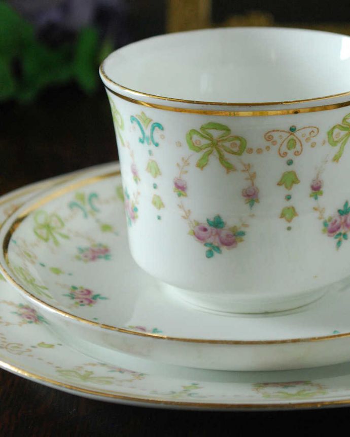 アンティーク 陶磁器の雑貨 アンティーク雑貨 黄色のリボンが可愛らしいイギリスのアンティークカップ&ソーサー(トリオ)。飾って使って楽しむ小さなアンティーク英国のアフタヌーンティーには欠かせない美しい模様のトリオ。(d-1566-z)