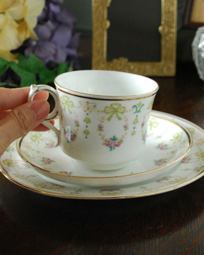 アンティーク 陶磁器の雑貨 アンティーク雑貨 黄色のリボンが可愛らしいイギリスのアンティークカップ&ソーサー(トリオ)。お茶の時間をもっと優雅に・・・眺めているだけじゃもったいないので、使って楽しんで下さい。(d-1566-z)