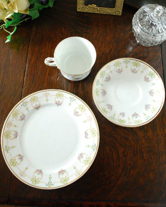 アンティーク 陶磁器の雑貨 アンティーク雑貨 黄色のリボンが可愛らしいイギリスのアンティークカップ&ソーサー(トリオ)。上から見るとこんな感じです状態のいいものだけを選んでいますが、アンティークなのでキズや欠けがある場合があります。(d-1566-z)