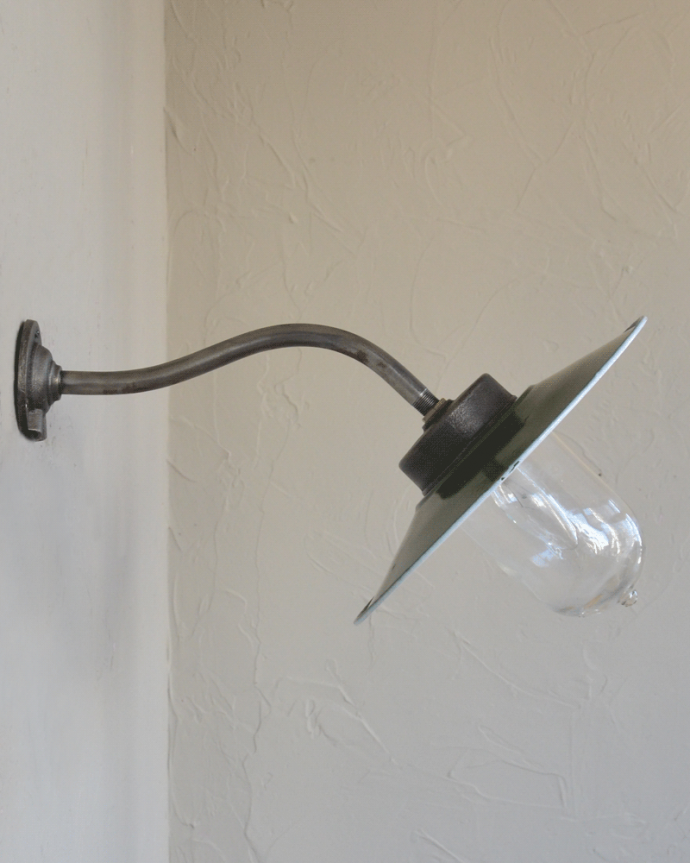 壁付け照明器具の横