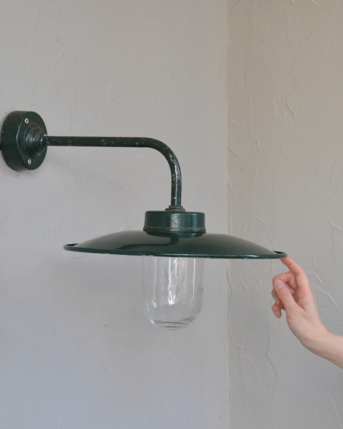 壁付けブラケット　照明・ライティング　フランス輸入のアンティークポーチライト(外灯）、グリーンのデッキランプ（E26球）。。(d-1581-z)