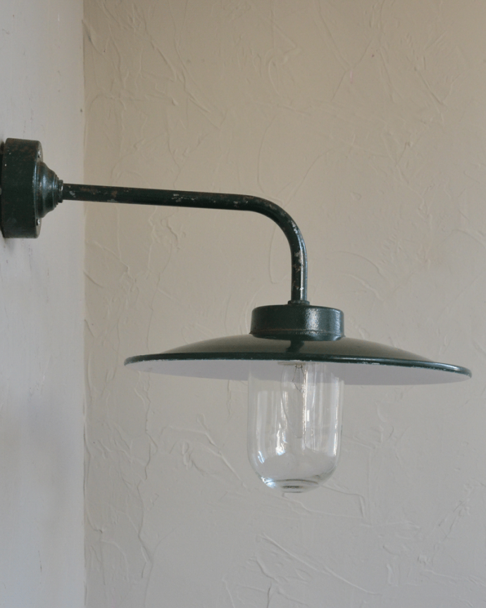 壁付けブラケット　照明・ライティング　フランス輸入のアンティークポーチライト(外灯）、グリーンのデッキランプ（E26球）。。(d-1581-z)