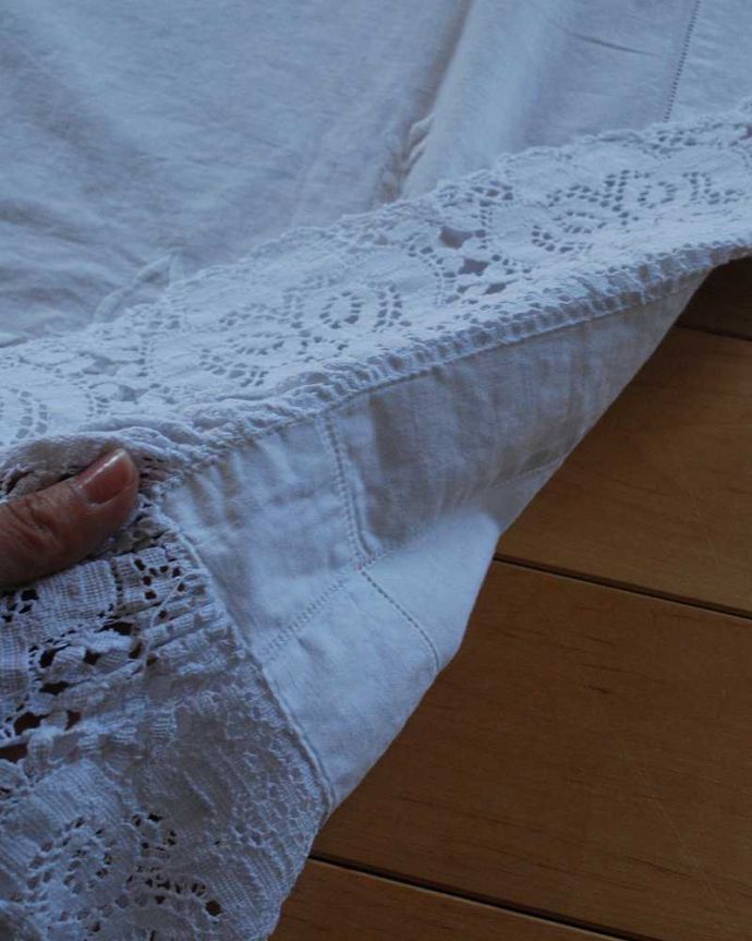 アンティーク 布製の雑貨 アンティーク雑貨 フランスで見つけた、お花のレースが華やかなアンティークテーブルクロス(ドイリー)。コンディションの良いものだけを選びましたアンティークなので、多少の汚れやシミがある場合がありますが、キレイなものだけを選んできました。(d-1585-z)