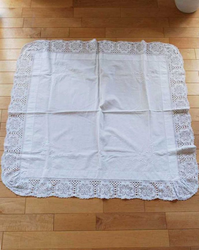 アンティーク 布製の雑貨 アンティーク雑貨 フランスで見つけた、お花のレースが華やかなアンティークテーブルクロス(ドイリー)。上から見ると・・・こんな形のドイリーです。(d-1585-z)