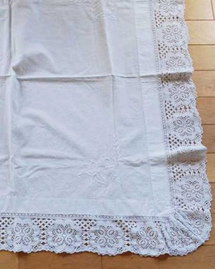 アンティーク 布製の雑貨 アンティーク雑貨 フランスで見つけた、お花のレースが華やかなアンティークテーブルクロス(ドイリー)。テーブルに掛けるだけでお部屋雰囲気が変わりますお花のレースがとっても華やかです。(d-1585-z)