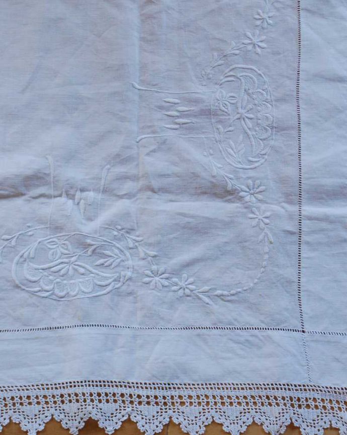 アンティーク 布製の雑貨 アンティーク雑貨 フランスで見つけた、お花の可愛い刺繍のアンティークテーブルクロス(ドイリー)。一枚一枚手作業で丁寧に編み込まれていますハンドメイドの繊細さとあたたかさがあります。(d-1587-z)