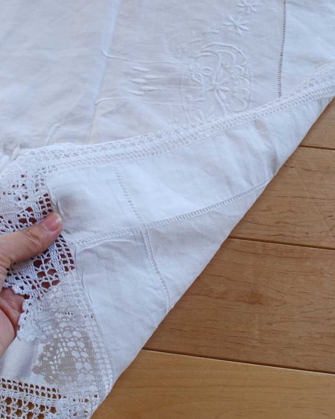 アンティーク 布製の雑貨 アンティーク雑貨 フランスで見つけた、お花の可愛い刺繍のアンティークテーブルクロス(ドイリー)。コンディションの良いものだけを選びましたアンティークなので、多少の汚れやシミがある場合がありますが、キレイなものだけを選んできました。(d-1587-z)