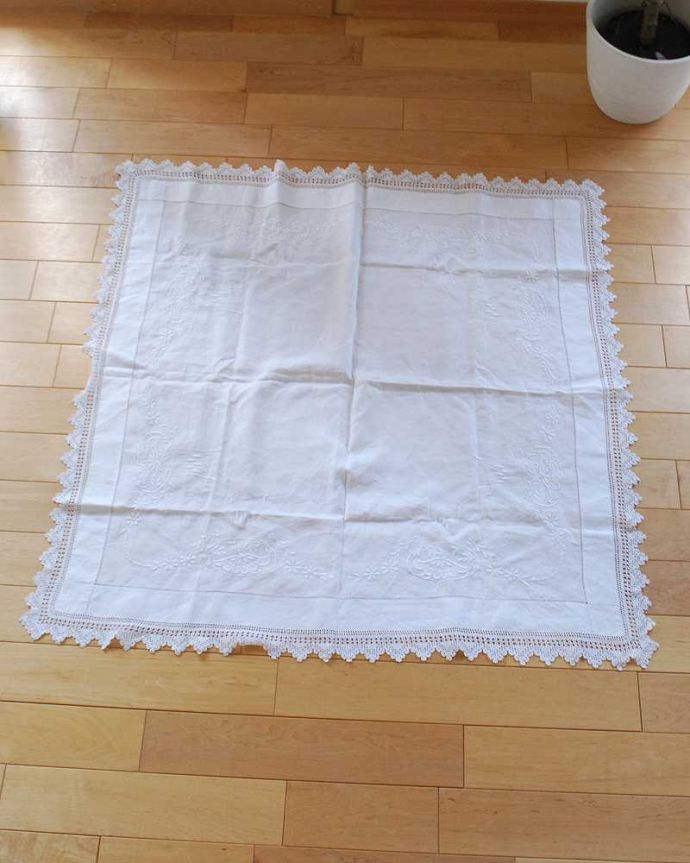 アンティーク 布製の雑貨 アンティーク雑貨 フランスで見つけた、お花の可愛い刺繍のアンティークテーブルクロス(ドイリー)。上から見ると・・・こんな形のドイリーです。(d-1587-z)