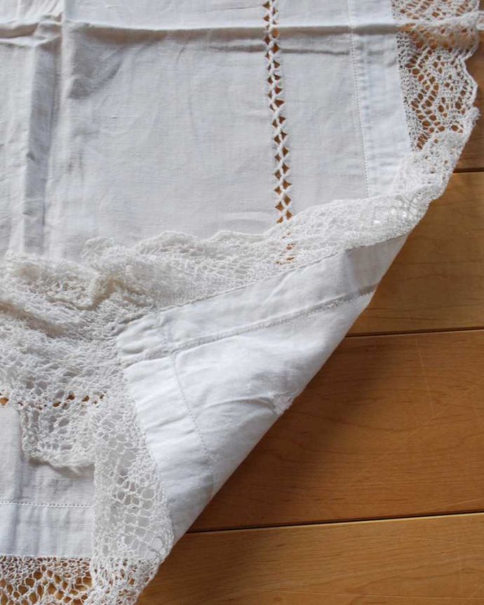 アンティーク 布製の雑貨　アンティーク雑貨　フランスで見つけたカットワークも素敵なアンティーククロス（ドイリー）。コンディションの良いものだけを選びましたアンティークなので、多少の汚れやシミがある場合がありますが、キレイなものだけを選んできました。(d-1588-z)