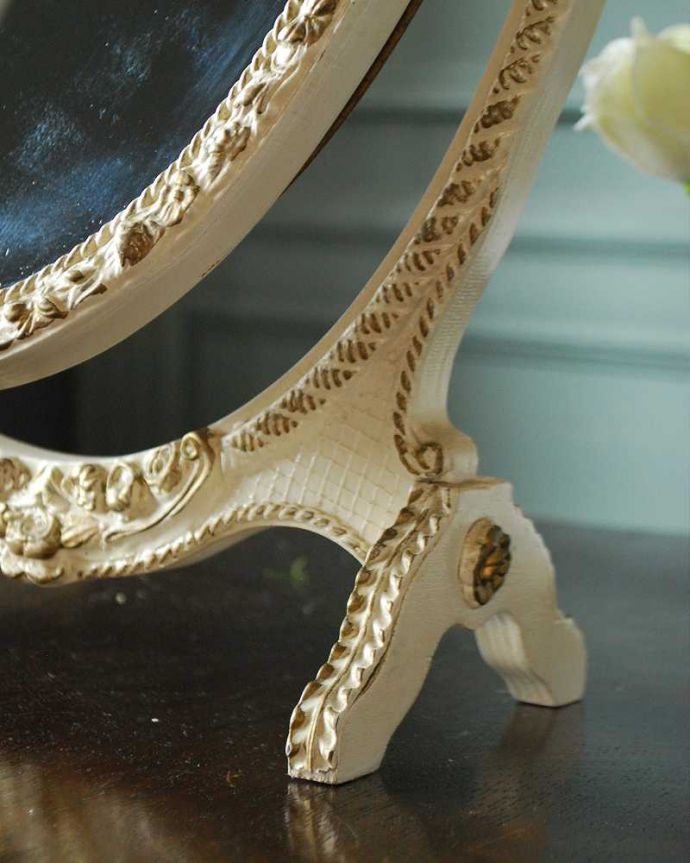 アンティーク ミラー(鏡) アンティーク雑貨 フランス輸入のアンティーク雑貨、薔薇が付いた華やかアなスタンドミラー。脚元にも女性らしい彫り。(d-1591-z)