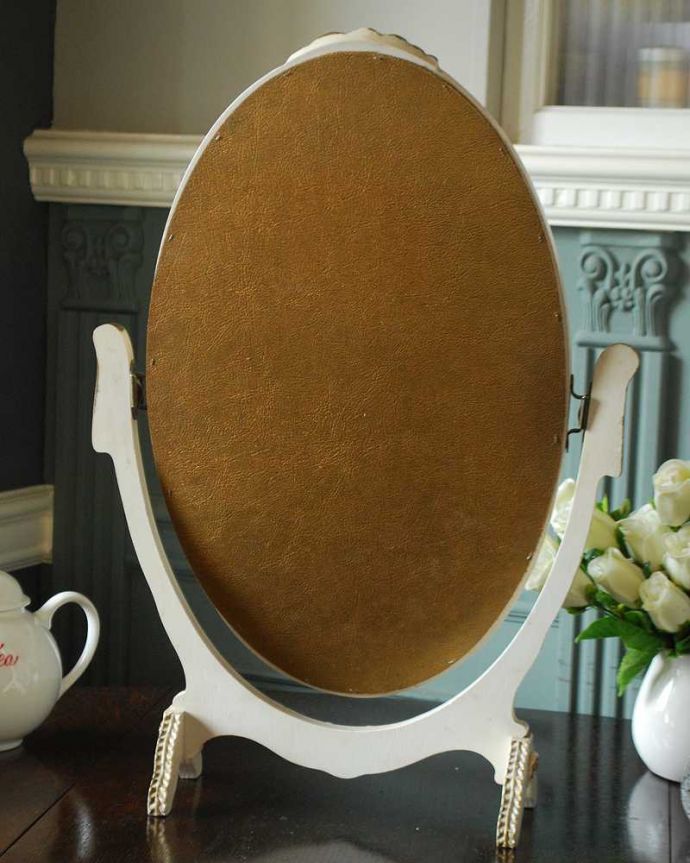 アンティーク ミラー(鏡) アンティーク雑貨 フランス輸入のアンティーク雑貨、薔薇が付いた華やかアなスタンドミラー。裏側を見てみると…アンティークなので多少のキズ・汚れがある場合がありますがキレイなものを買い付けてきたのでご了承下さい。(d-1591-z)