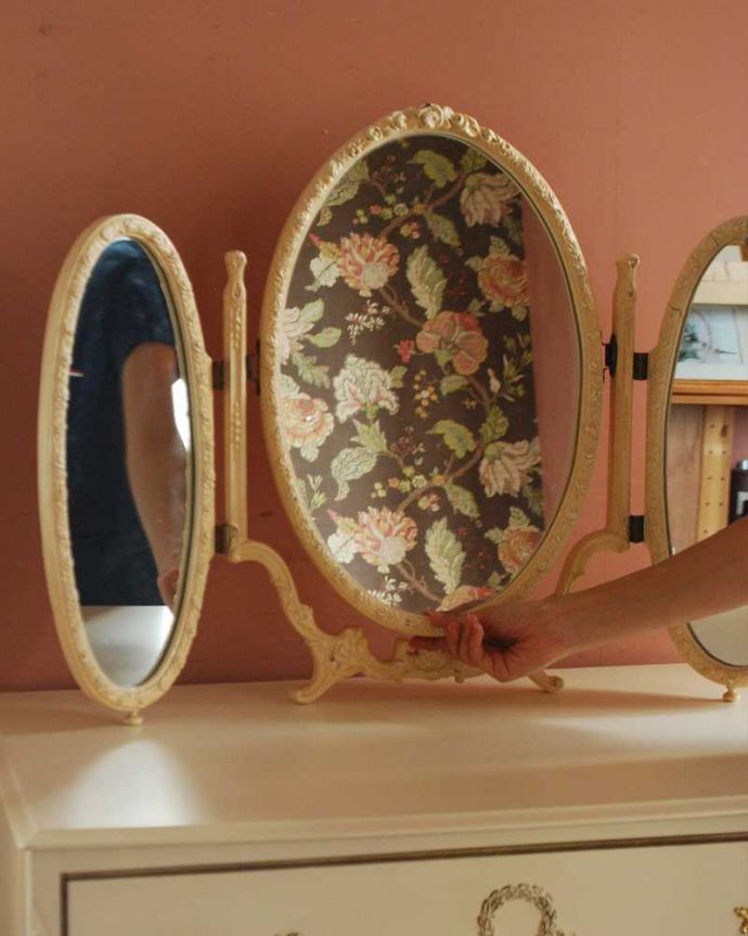 アンティーク ミラー(鏡) アンティーク雑貨 フランス輸入のアンティーク雑貨、薔薇が付いた華やかアなスタンドミラー(三面鏡)。いつでもお姫様気分。(d-1592-z)