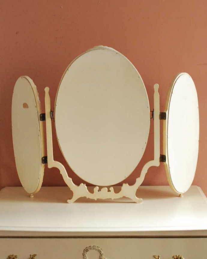 アンティーク ミラー(鏡) アンティーク雑貨 フランス輸入のアンティーク雑貨、薔薇が付いた華やかアなスタンドミラー(三面鏡)。裏側を見てみると…アンティークなので多少のキズ・汚れがある場合がありますがキレイなものを買い付けてきたのでご了承下さい。(d-1592-z)