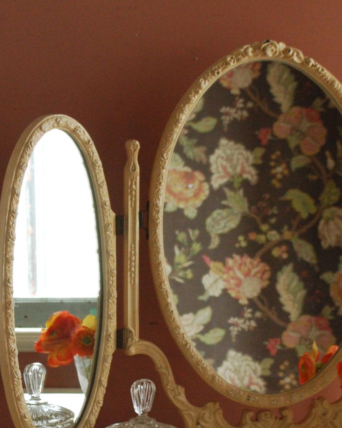 アンティーク ミラー(鏡) アンティーク雑貨 フランス輸入のアンティーク雑貨、薔薇が付いた華やかアなスタンドミラー(三面鏡)。フランスらしさたっぷり女性だったら誰もが憧れちゃうフランスのアンティークミラー。(d-1592-z)