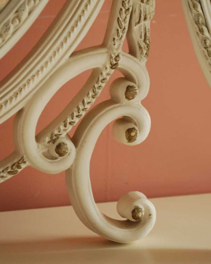 アンティーク ミラー(鏡) アンティーク雑貨 大人カワイイリ三面鏡、リボンが付いた華やかアなスタンドミラー。脚元にも女性らしい彫り。(d-1593-z)