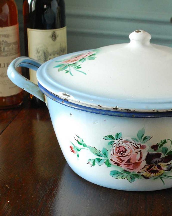 アンティーク ホーロー・アイアン製の雑貨　アンティーク雑貨　フランスJAPY社、ピンクのローズとパンジー柄のアンティークホーローのキャセロール（鍋）。ピンクローズとパンジーステンシルで描かれた可愛いお花たち。(d-1596-z)