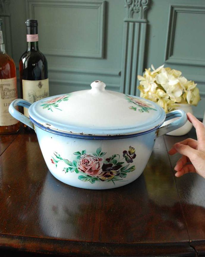 アンティーク ホーロー・アイアン製の雑貨　アンティーク雑貨　フランスJAPY社、ピンクのローズとパンジー柄のアンティークホーローのキャセロール（鍋）。お洒落に収納できちゃうキッチンやパントリー、パウダールームや子供部屋で日用品を入れてお使い下さい。(d-1596-z)