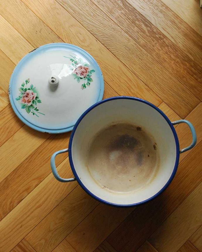 アンティーク ホーロー・アイアン製の雑貨　アンティーク雑貨　フランスJAPY社、ピンクのローズとパンジー柄のアンティークホーローのキャセロール（鍋）。中はこんな感じですアンティークは新品ではなので多少のキズ・汚れがある場合がありますが、使用上問題はありませんので、ご了承下さい。(d-1596-z)