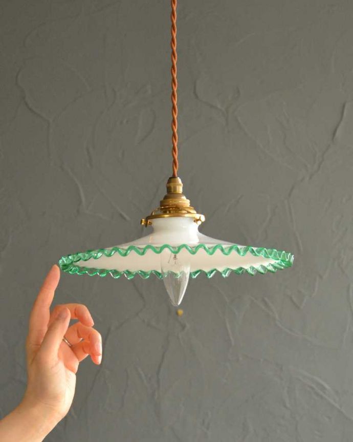ペンダントライト　照明・ライティング　フランスのミルク×グリーンガラスのアンティークランプシェード(コード・シャンデリア電球・ギャラリーA付き)。。(d-1599-z)