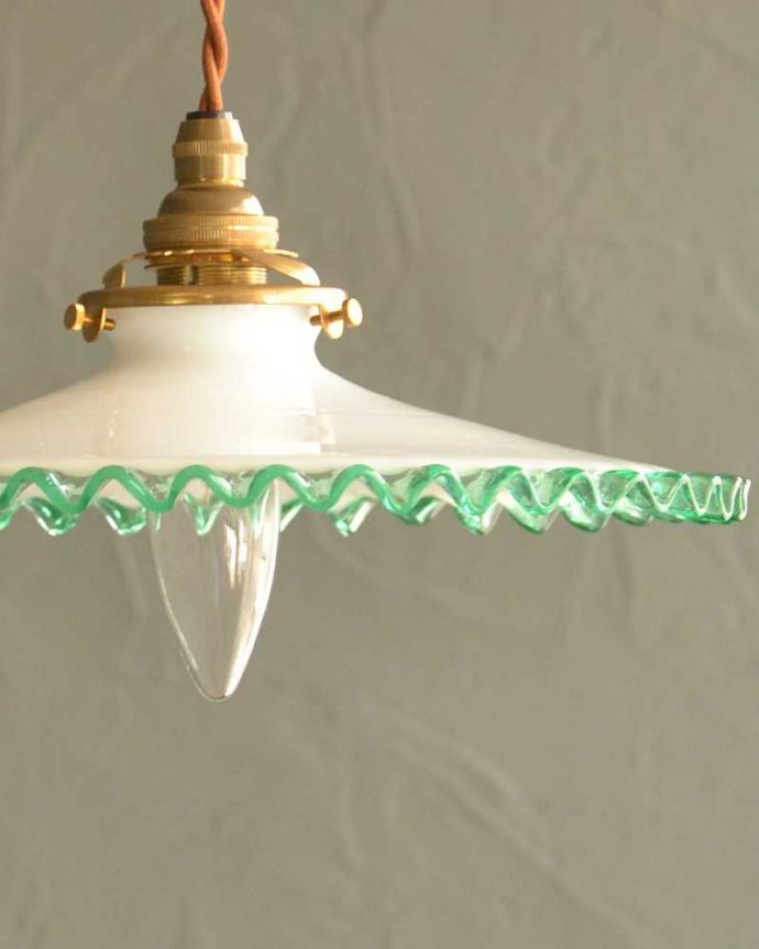 ペンダントライト　照明・ライティング　フランスのミルク×グリーンガラスのアンティークランプシェード(コード・シャンデリア電球・ギャラリーA付き)。。(d-1599-z)