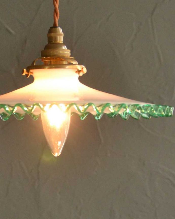 ペンダントライト　照明・ライティング　フランスのミルク×グリーンガラスのアンティークランプシェード(コード・シャンデリア電球・ギャラリーA付き)。。(d-1599-z)