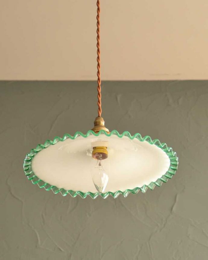 ペンダントライト　照明・ライティング　フランスのミルク×グリーンガラスのアンティークランプシェード(コード・シャンデリア電球・ギャラリーA付き)。。(d-1599-z)