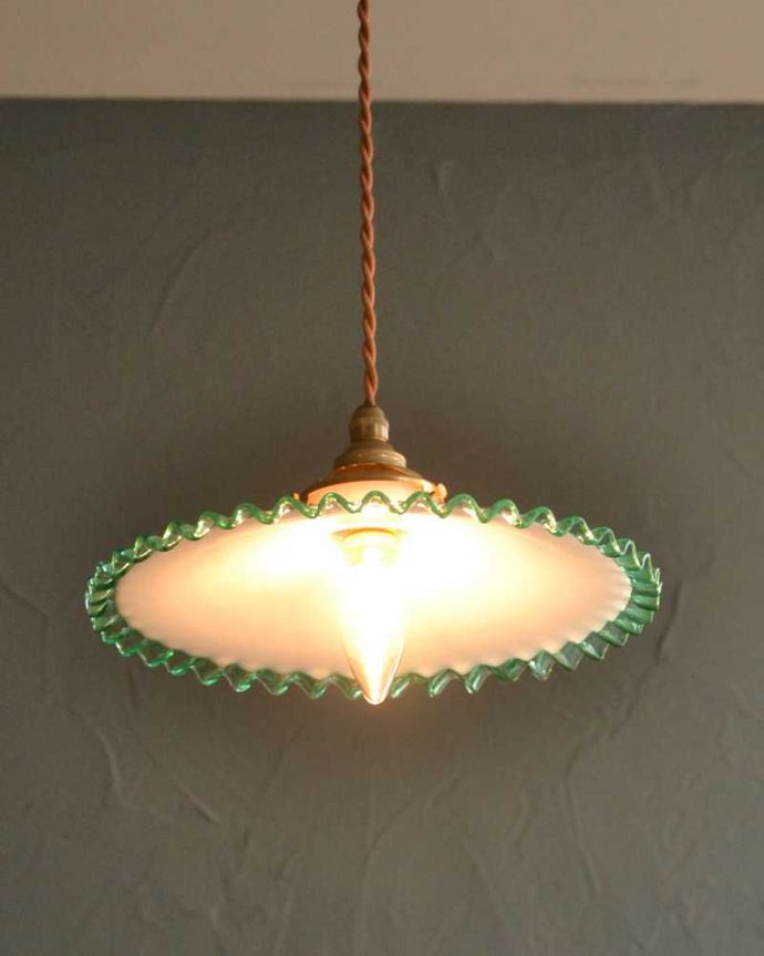 ペンダントライト　照明・ライティング　フランスのミルク×グリーンガラスのアンティークランプシェード(コード・シャンデリア電球・ギャラリーA付き)。。(d-1599-z)