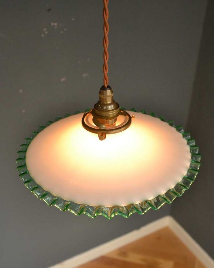 ペンダントライト　照明・ライティング　フランスのミルク×グリーンガラスのアンティークランプシェード(コード・シャンデリア電球・ギャラリーA付き)。。(d-1599-z)