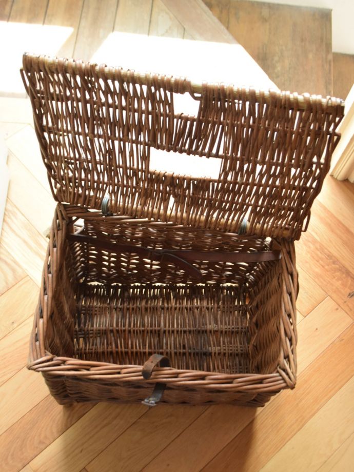 アンティークバスケットの中