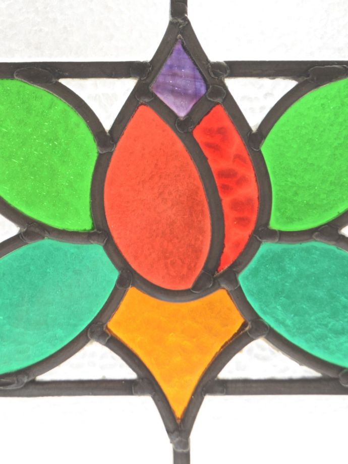 お花の模様が可愛いアンティークのステンド