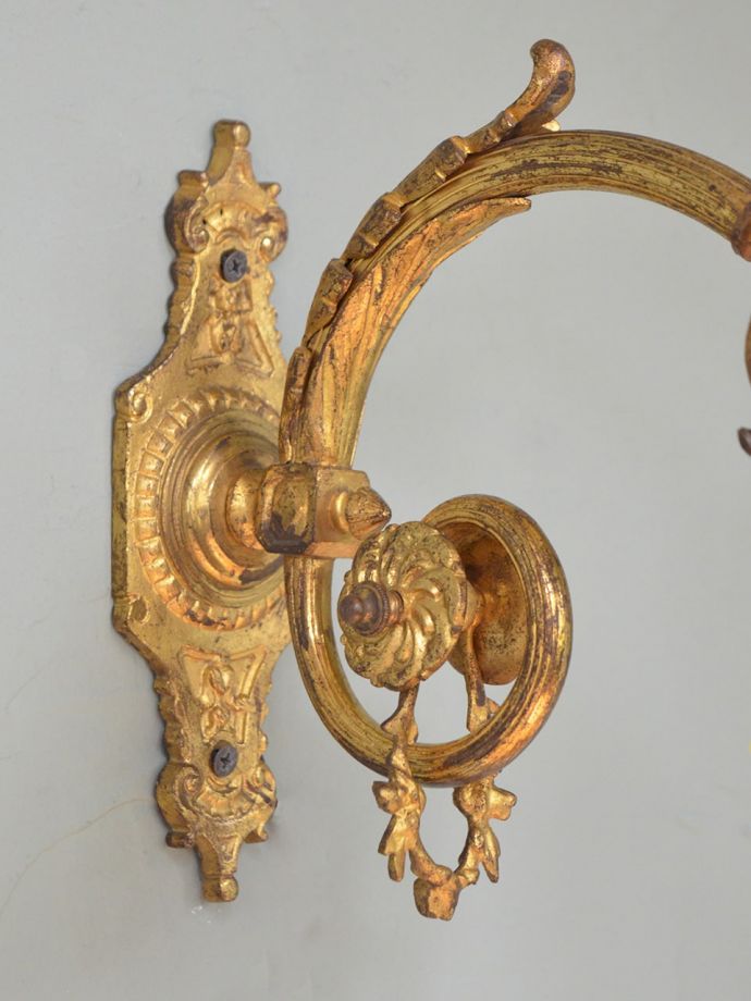 壁付け照明の土台部分