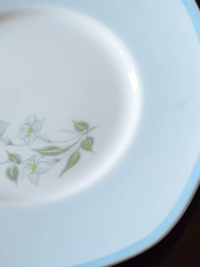 スージークーパー（Susie Cooper）のビンテージ食器、ホワイトフラワー