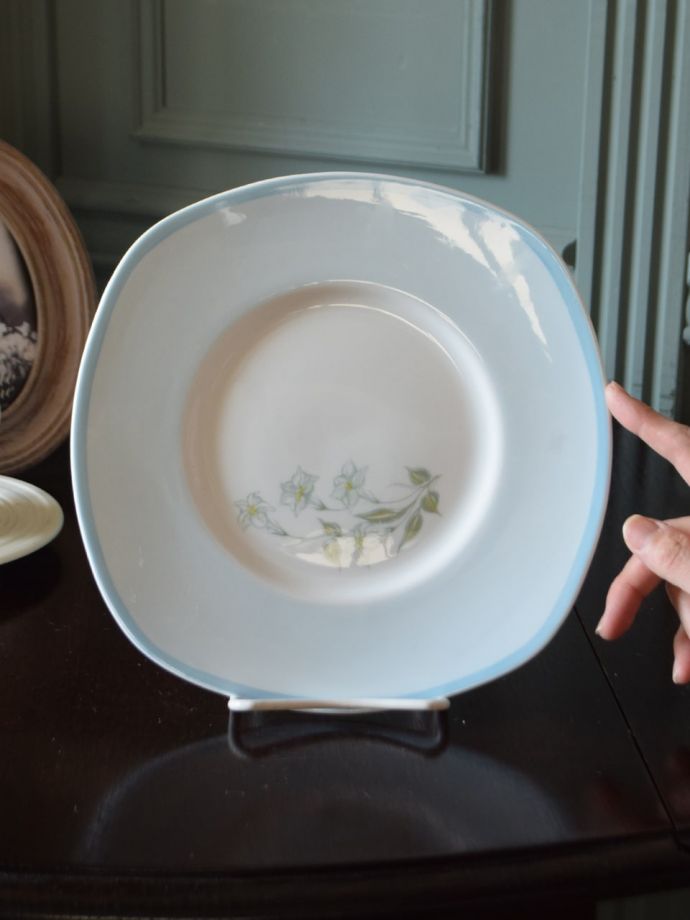 スージークーパー（Susie Cooper）のビンテージ食器、ホワイトフラワー