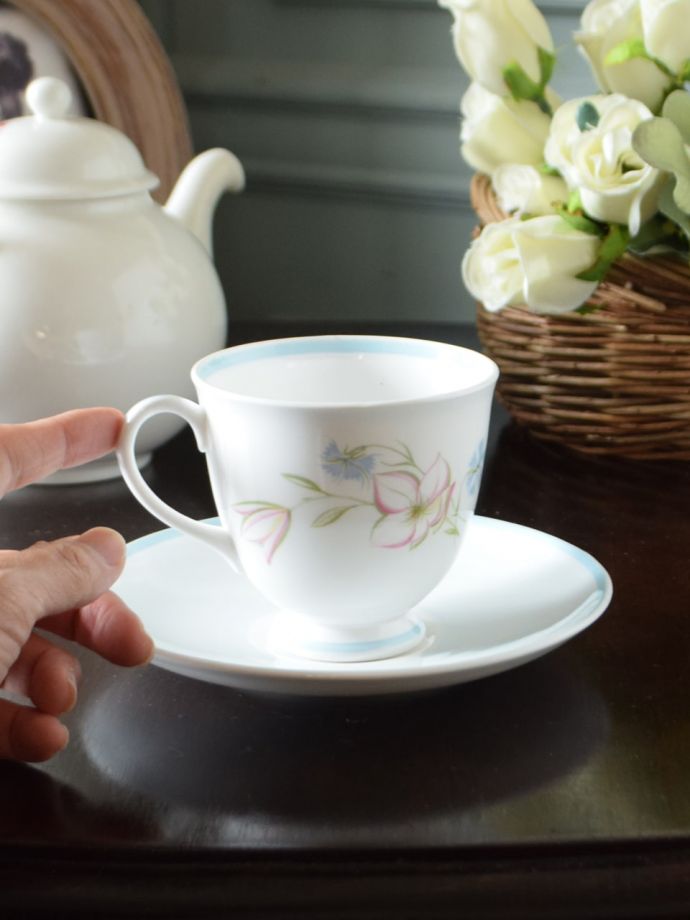 スージークーパー（Susie Cooper）のビンテージ食器、ピンクとブルーの