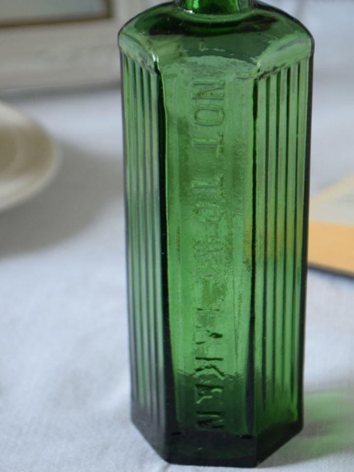 アンティークのおしゃれなガラスボトル、グリーン色のポイズンボトル