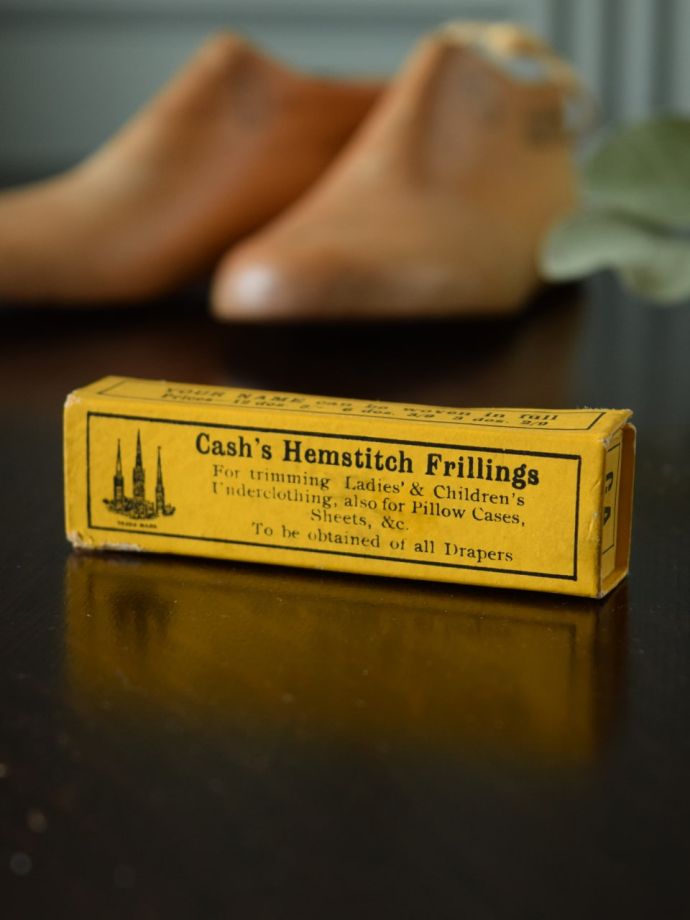 アンティーク箱入りのイニシャルテープ