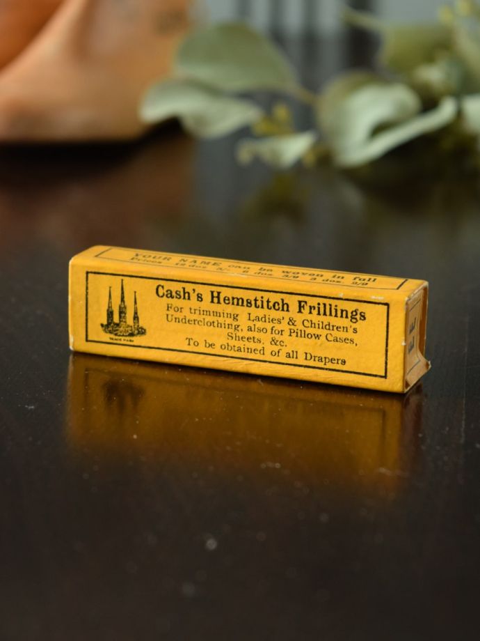 アンティーク箱入りのイニシャルテープ