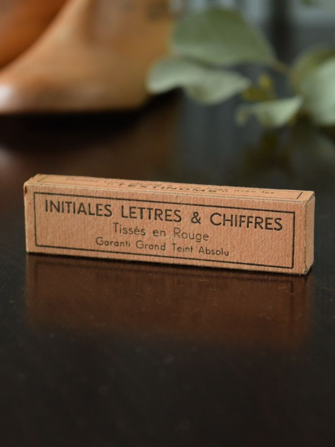 アンティーク箱入りのイニシャルテープ