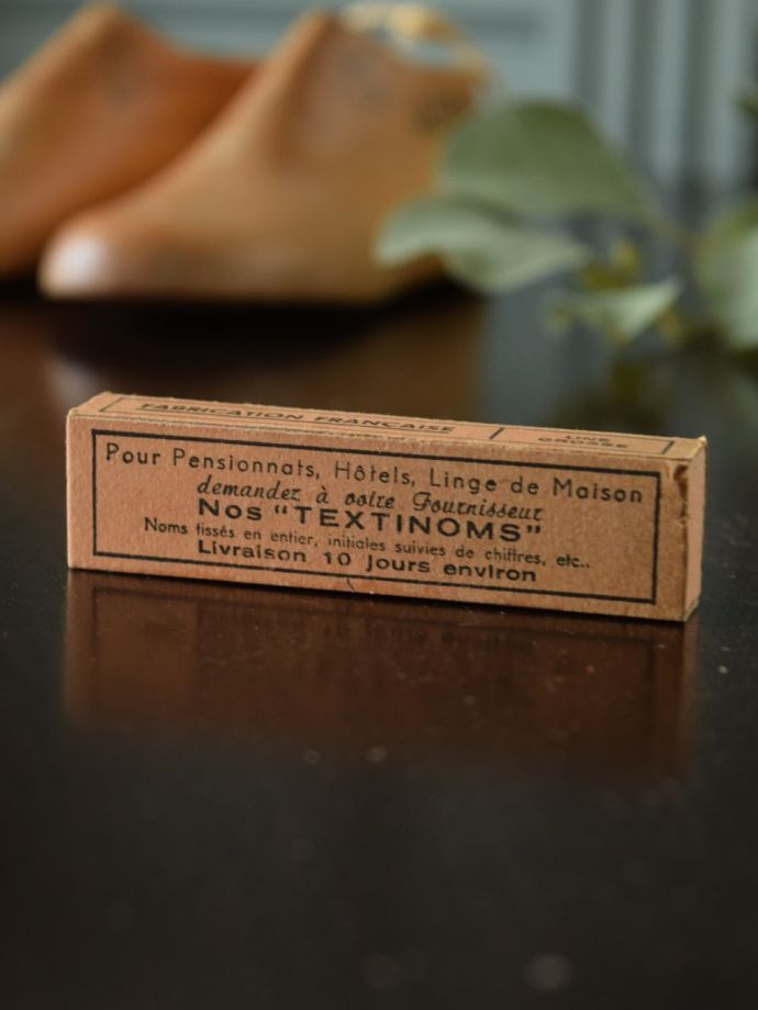 アンティーク箱入りのイニシャルテープ