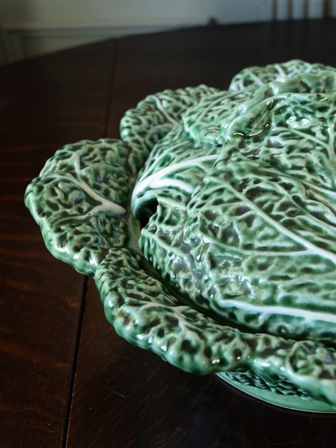 蓋つきのアンティーク食器