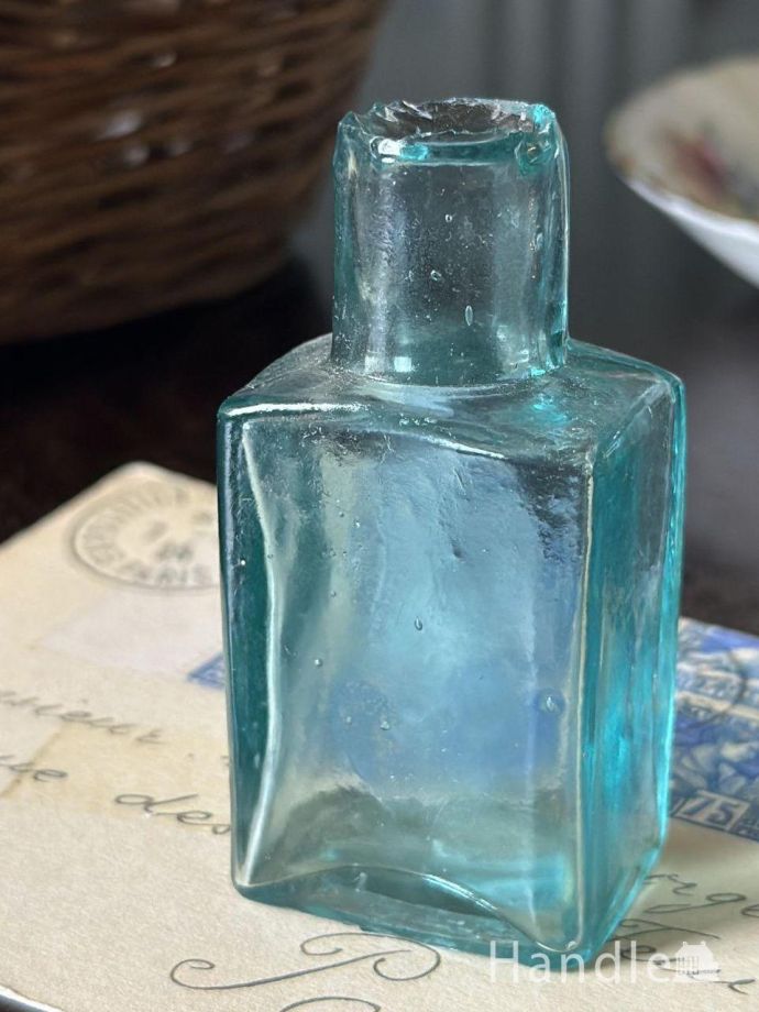 深いブルー色のアンティークガラスが美しい、インク入れとして使われ