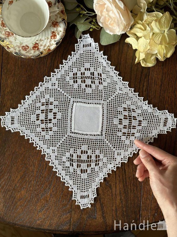 フランスから届いたアンティークのドイリー、スクエア型がおしゃれな