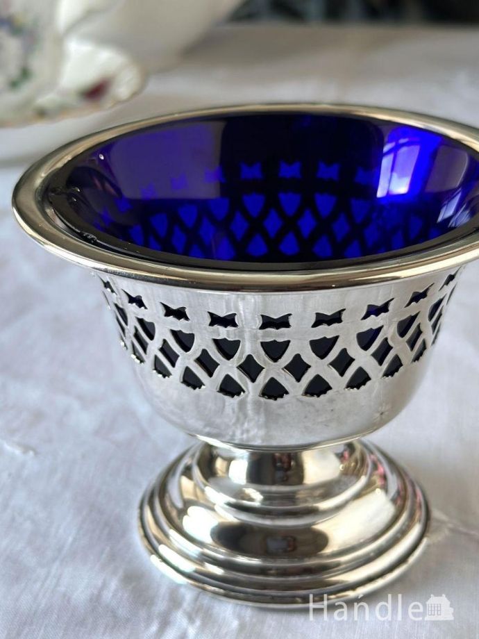 アンティーク 雑貨のガラス小物　アンティーク雑貨　ボウル 塩入れ?　イギリスの食卓には欠かせないアイテム最後の味付けをするのは食べる人自身と言う個人主義を大切にするイギリスでは、食卓には欠かせないスパイスケース。(pg-6442)