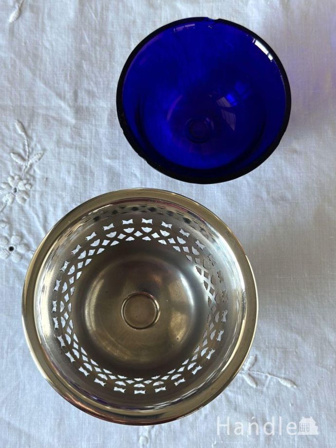 アンティーク 雑貨のガラス小物　アンティーク雑貨　ボウル 塩入れ?　上から見るとこんな形アンティークなので多少のキズやカケがある場合はありますが、使用上問題はありませんのでご了承下さい。(pg-6442)