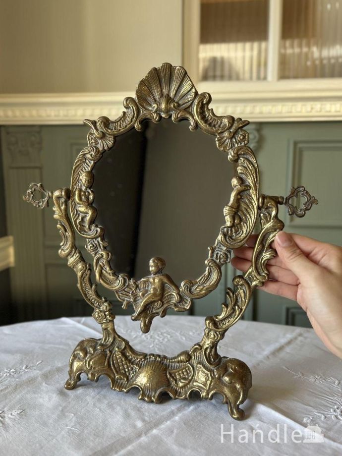 フランスから届いたアンティークの鏡、華やかな装飾のフレームが美しい
