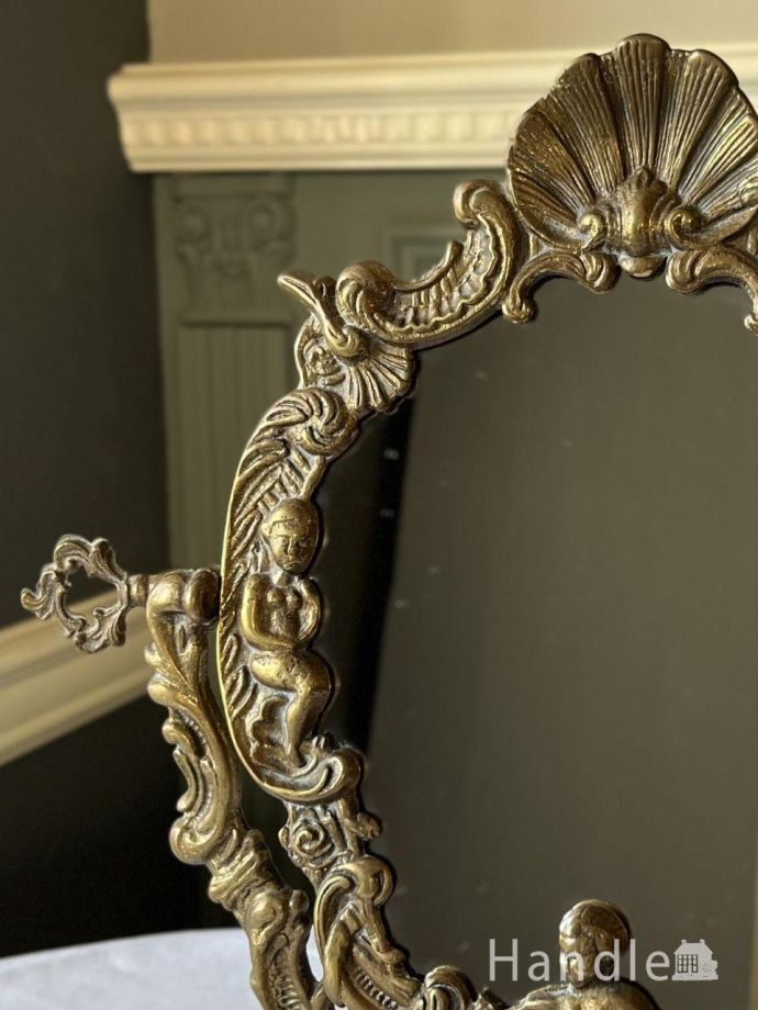 フランスから届いたアンティークの鏡、華やかな装飾のフレームが美しい