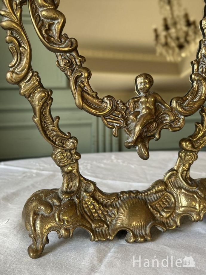 フランスから届いたアンティークの鏡、華やかな装飾のフレームが美しい